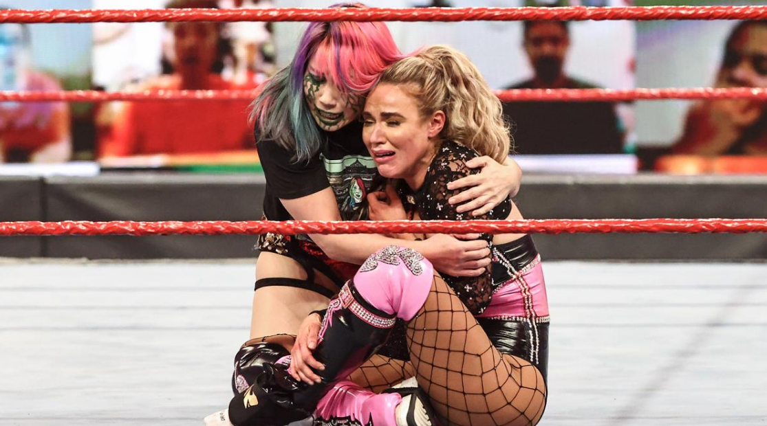 Lana é removida do TLC após sofrer lesão nas mãos de Nia Jax e Shayna Baszler