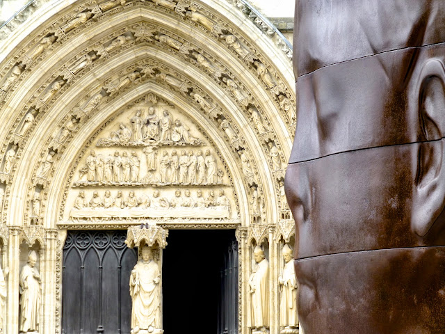 Detalle de la fachada de la Catedral de Saint Andre y escultura de J. Plensa