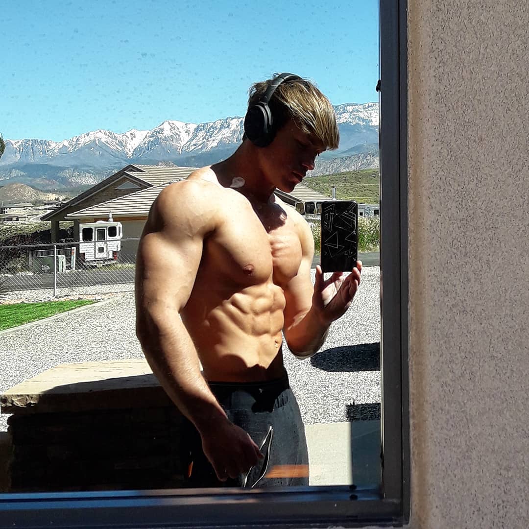 hot-young-straight-muscular-neighbor-jason-bjarnson-shirtless-fit-abs-body-selfie