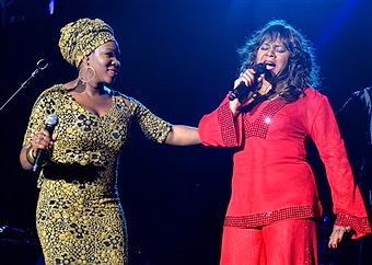 India Arie and Deniece Williams at the house full of toys concert