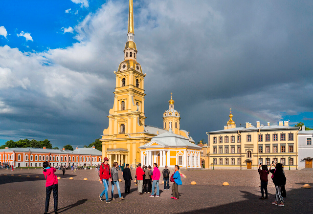 Петропавловскую крепость заложил Петр I в далеком 1703 году. Именно с нее и начинается история Санкт-Петербурга