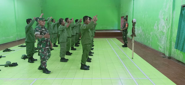 Tingkatkan Disiplin Linmas, Babinsa Tulung Berikan Pelatihan PBB