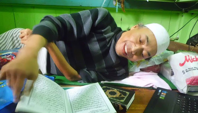 Meski Lumpuh, Ustadz Ini Tetap Semangat Mengajar Baca Tulis Al Qur’an Kepada Anak-Anak
