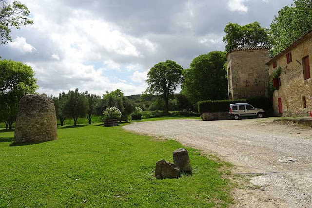 Wiese mit Bäumen und alten Gemäuer rechts