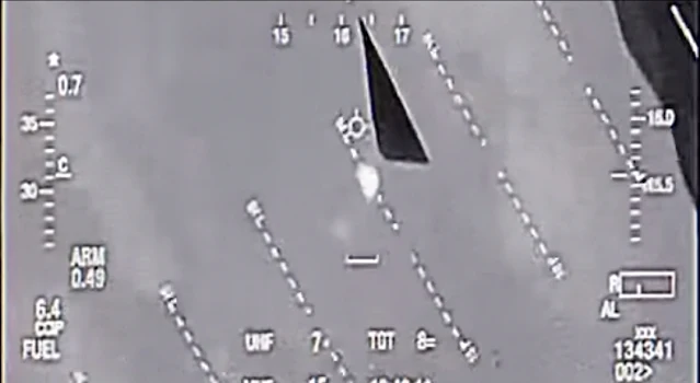 The UFO is pulling unimaginable manoeuvres that normally any Jet would tear itself apart.