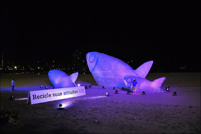 Esculturas de peces con botellas de pet recicladas en la playa