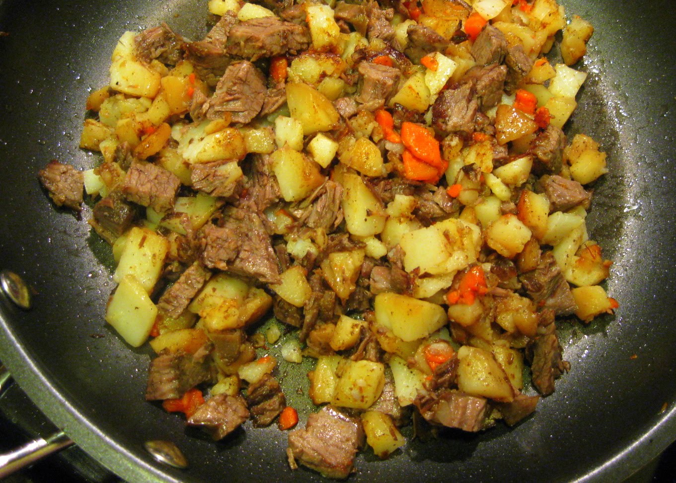 Рецепт говядины с картошкой на сковороде. Жареная картошка с мясом. Картошка с мясом на сковороде. Жареная картошка с мясом на сковороде. Жареный картофель с мясом на сковороде.