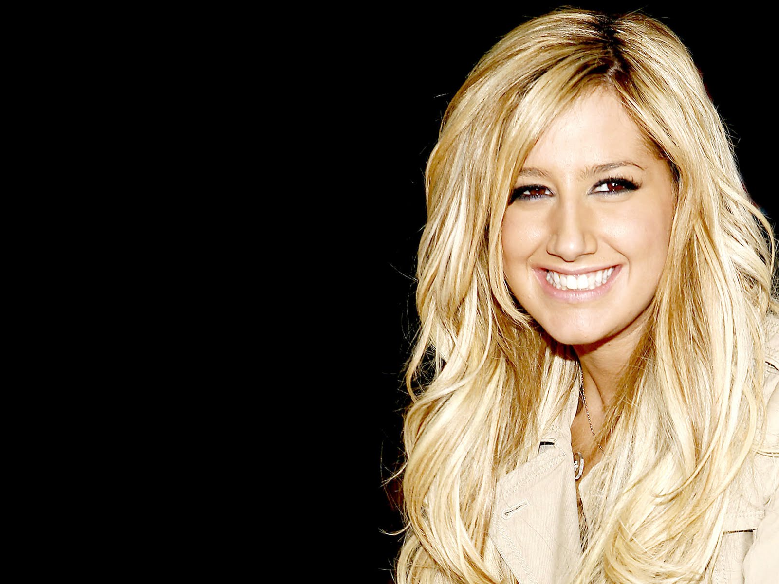 Face Wallpapers: Ashley Tisdale Wallpapers