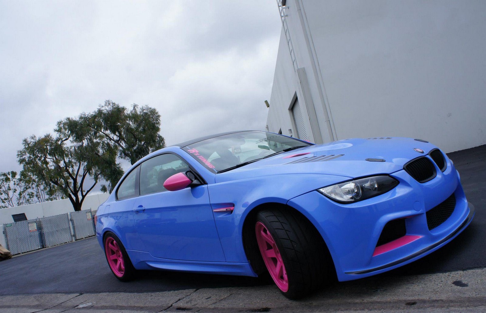 BMW e92 розовый