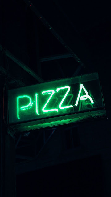 Screen background for free pizza, green neon