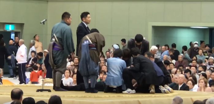 〚相撲〛八角理事長 救命女性に「女性の方は土俵から降りてください」 不適切なアナウンスで謝罪 エックスパイレーツ