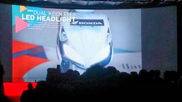 AHM resmi rilis Honda New Vario 110 FI . . . harga 15,2 Juta OTR Jakarta . . wow headlamp sudah LED . .