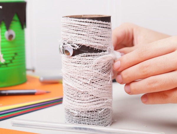 FUN KID PROJECT: Make cardboard tube mummies! (Halloween craft for kids)