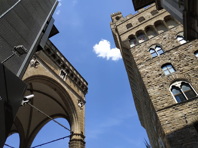 A gauche, la Loggia dei Lanzi et à droite le Palazzo Vecchio