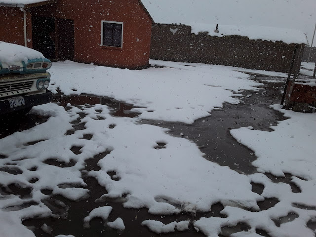 Es schneite in der Nacht. So müssen auch die Arbeiten an der Kapelle in Kollpani ruhen. Kalt es auch geworden. Es sind nur 12 Grad im Schlafzimmer.