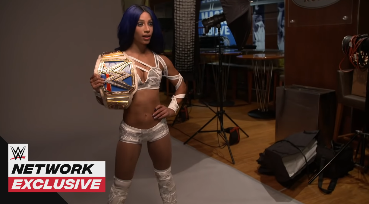 Vídeo: Sasha Banks posa para algumas fotos após o WWE Hell in a Cell