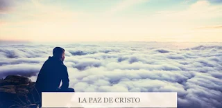 La paz de Cristo: Hombre sentado meditando frente a las nubes