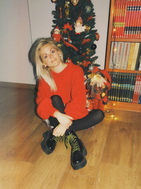 Alejandra Colomera con jersey rojo de manga abullonada, falda tartán blanco y medias negras