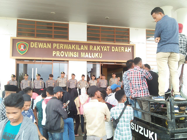 APM Sampaikan Tiga Tuntutan Rakyat ke DPRD Maluku Aliansi Pemuda Maluku (APM) unsur gabungan dari Organisasi Kepemudaan, Mahasiswa, Paguyuban Pemuda dan elemen Pemuda se-Maluku menyampaikan kesetaraan sosial atau Tiga Tuntutan Rakyat (Tritula) ke kantor DPRD Maluku melalui aksi demonstrasi, Kamis (15/8).