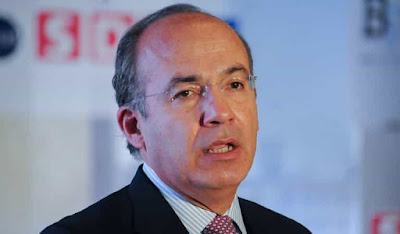 Felipe Calderón denuncia que el gobierno le clava el colmillo a los pobres sin Seguro Popular