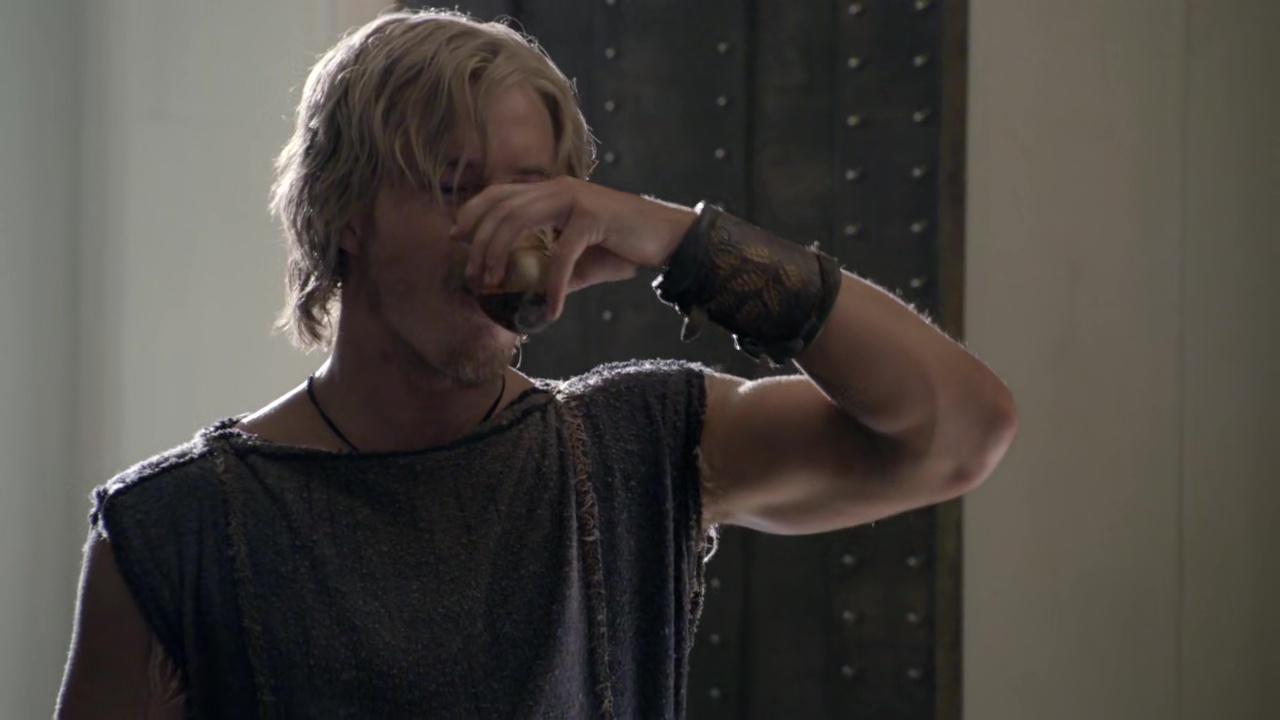 ausCAPS: Todd Lasance nude in Spartacus: War Of The Damned 3-02 "Wolves