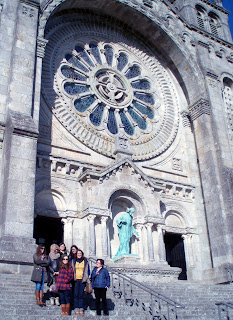 Fotografia do grupo de 7 pessoas envolvidas nesta visita, na escadaria do Templo-Monumento do Sagrado Coração de Jesus e Zimbório, Citânia de Santa Luzia