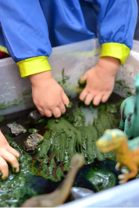 Wow kids of all ages and make mud that fizzes and bubbles! #fizzingmud #mudactivitiesforpreschool #mudrecipeforkids #howtomakemud #cleanmudrecipe #growingajeweledrose