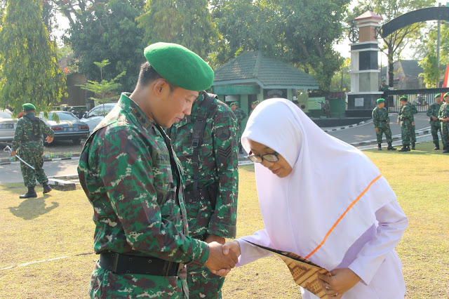 Dandim Berikan Beasiswa Kepada Putra Putri Anggota Kodim Sragen Yang Berprestasi