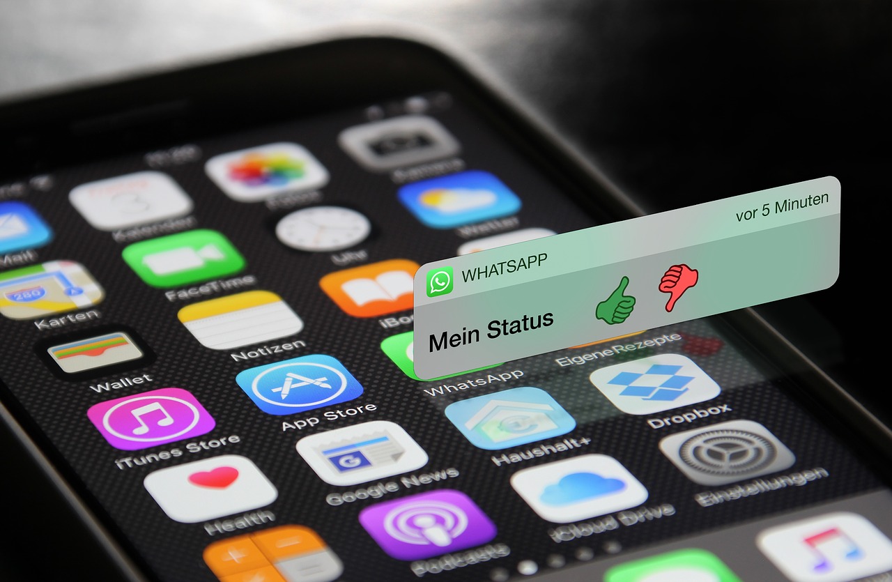 Cara Menggunakan Stiker WhatsApp, Fitur stiker WhatsApp ini hampir mirip dengan fitur stiker di aplikasi messenger lain, seperti Line, BBM, atau Kako Talk