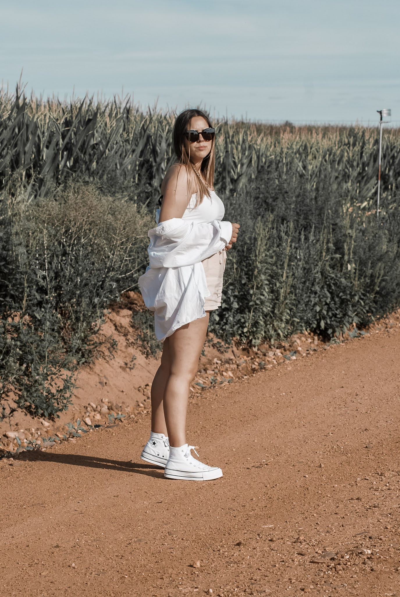 Outfit con crop top y shorts