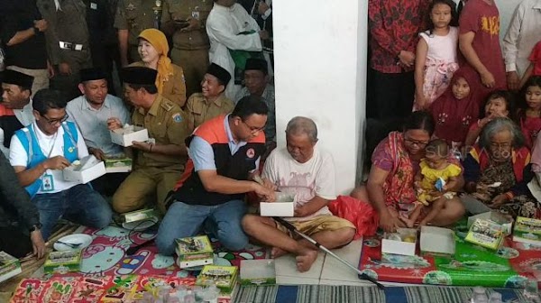 Anies Makan Nasi Padang di Pengungsian Korban Banjir Rawa Buaya