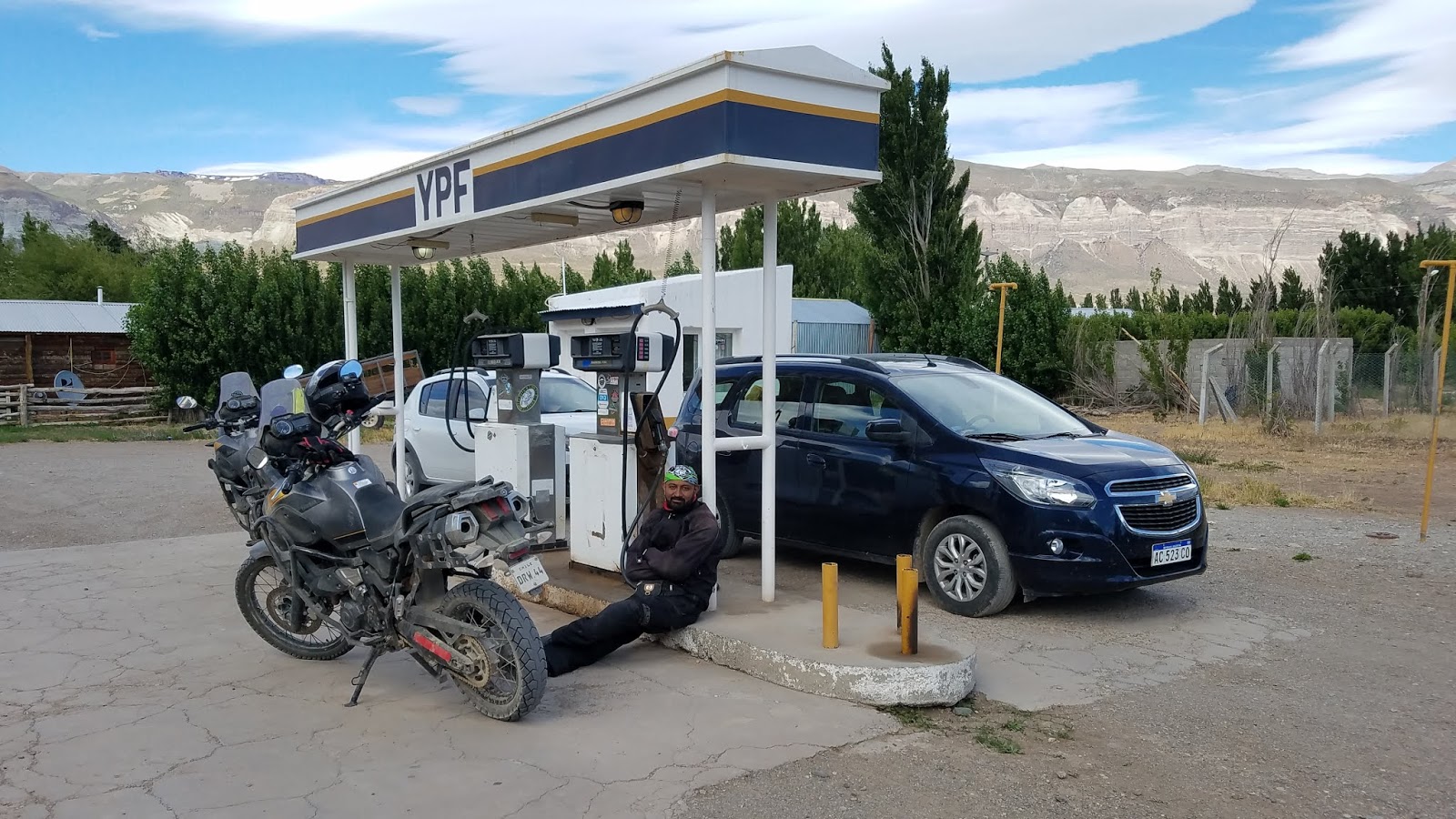 Argentina Gas Station (Thursday, December 27 Lago Posada to Puerto