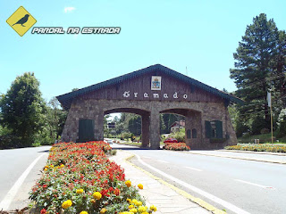 Pórtico na rodovia RS-235 no município de Gramado em Rio Grande do Sul.