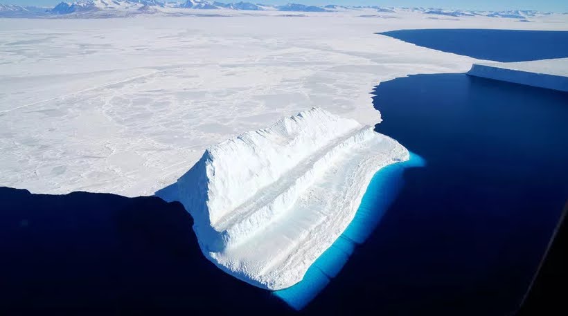 Ghiaccio in Antartide si piega sott'acqua per l'estate calda.