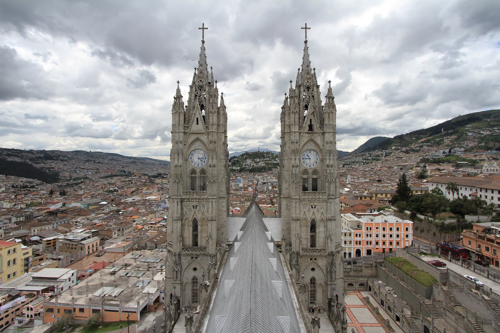Ecuador Quito : Quito, officially san francisco de quito, is the