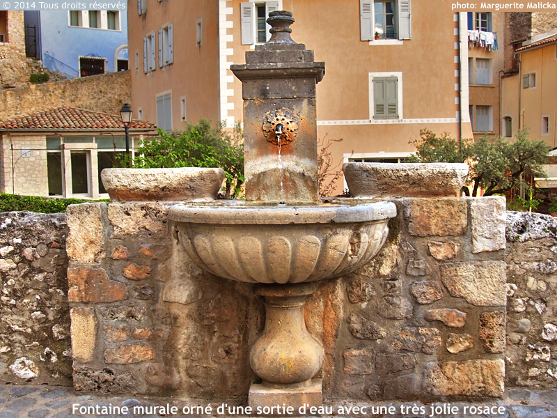 bellefrance Anciennes fontaines publiques d'eau potable ornant