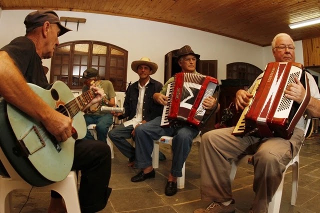 Forrozeiros de todo o Brasil participam do Fórum Nacional nesta sexta-feira em João Pessoa O II Encontro Nacional de Forrozeiros e Fórum Nacional de Forró de Raiz, reunirá na cidade de João Pessoa, a partir desta sexta-feira, (23.08), 10h, no Espaço Cultural José Lins do Rego
