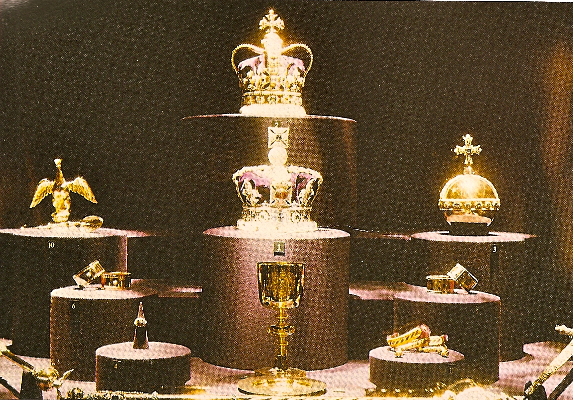 Сокровищ британии. Тауэр Королевская сокровищница. Crown Jewels (драгоценности короны). Лондонский Тауэр Королевские драгоценности. Лондонский Тауэр драгоценности короны.