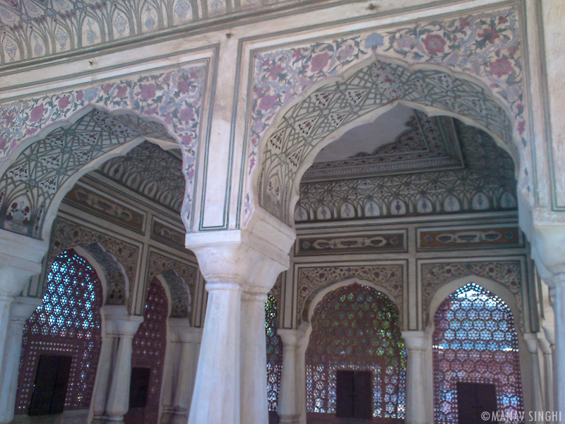 Tibari is decorated with beautiful fresco paintings and have windows which Connect to the Jaipur Market.