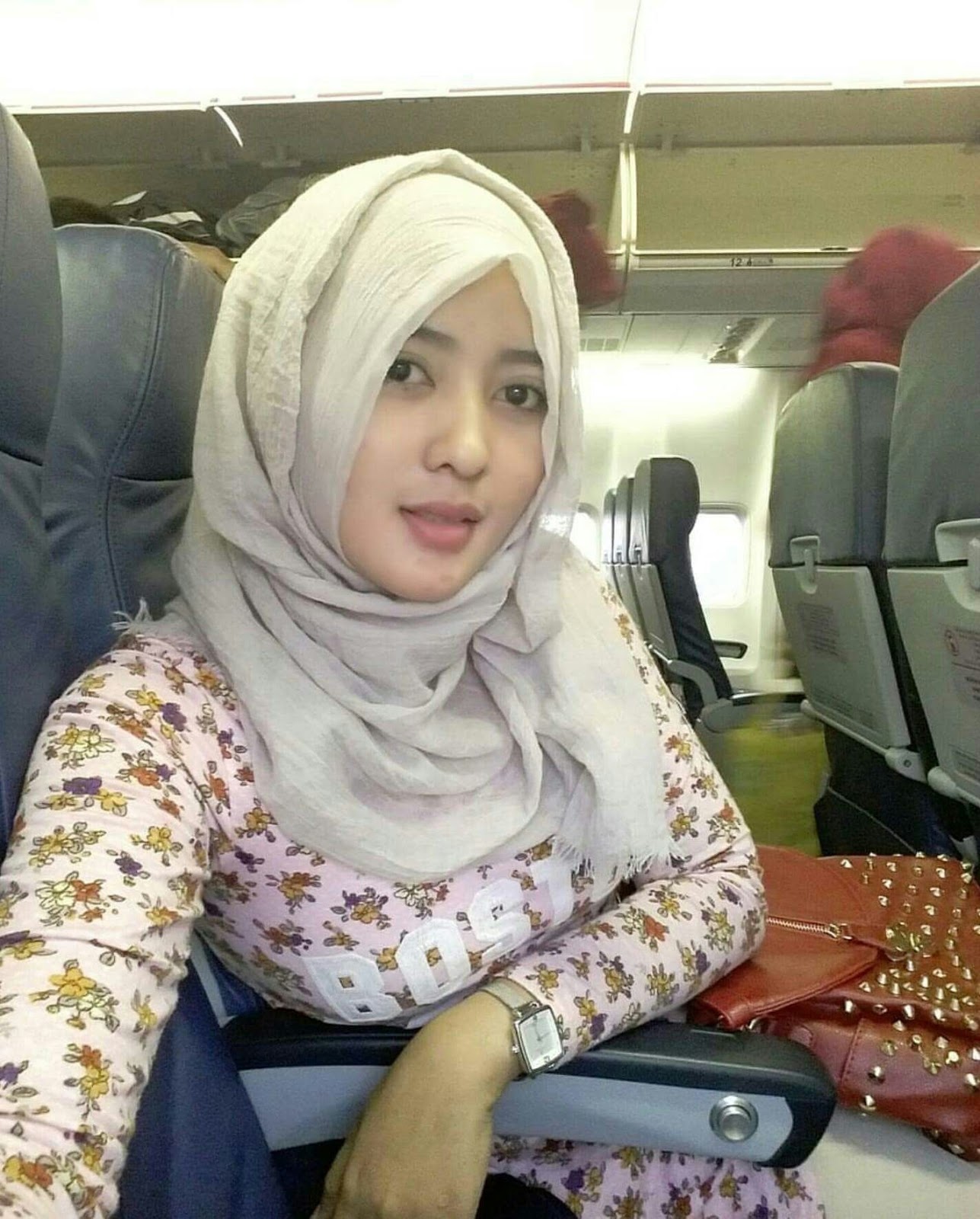 Tante Berjilbab Cantik Ketat Gemesin - Republic Renger Cantik