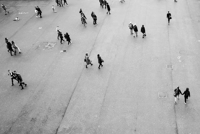 Ihmisiä kävelee kadulla, kuvaaja John Simitopoulos