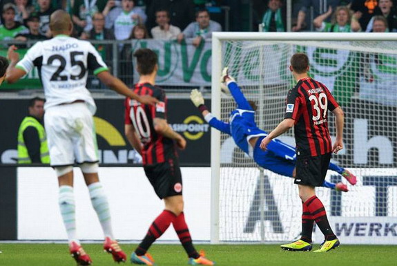 Goal of the day: Naldo (Wolfsburg) vs Eintracht Frankfurt | inside