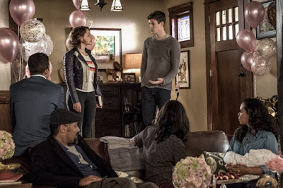 The Flash Season 5 Grant Gustin And Jessica Parker Kennedy Image 2