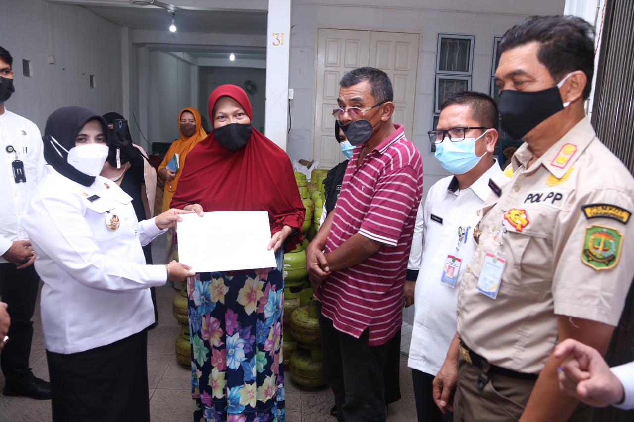 Pemilik Pangkalan Menerima Daftar Nama Pemegang Kartu Pelanggan LPG 3 Kg Dari Walikota Tanjungpinang Pemilik Pangkalan Menerima Daftar Nama Pemegang Kartu Pelanggan LPG 3 Kg Dari Walikota Tanjungpinang