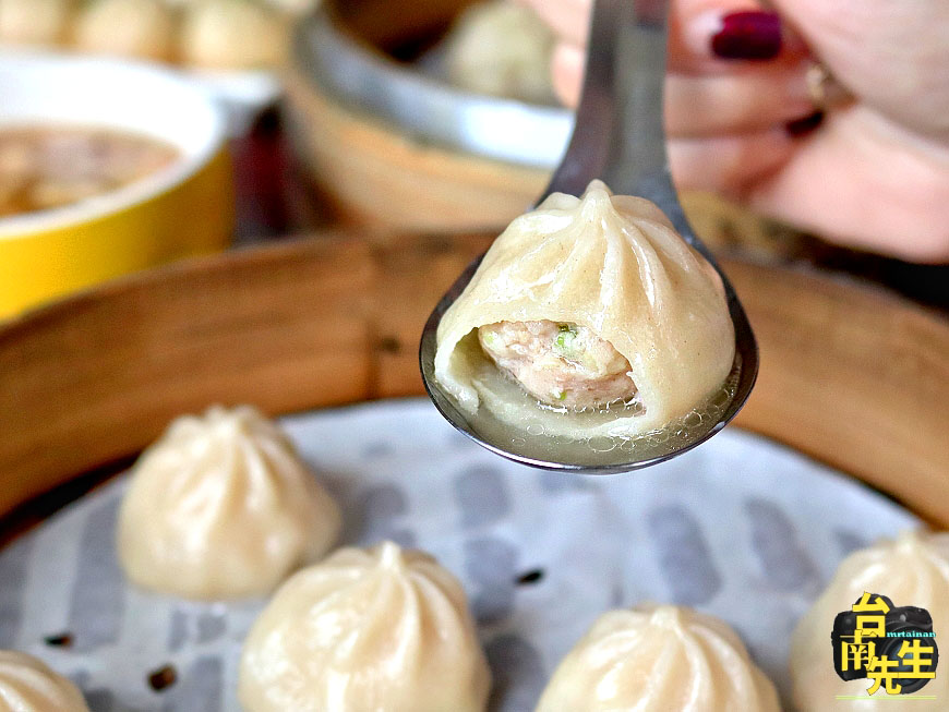 台南湯包生煎包／鎖住湯汁一咬就爆漿／皮薄Q彈餡料鮮美／獨家配方自製餡料／用料實在CP值高／連外國人都愛吃／忠實顧客連續吃一週都吃不膩