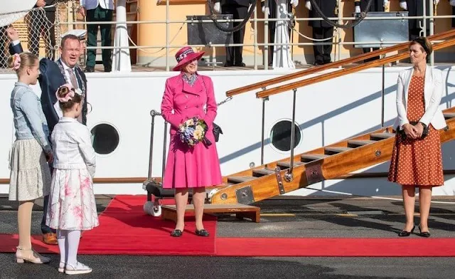 Queen visited the Music House and Bakkeskolen Cosmos and the company VIKING Life-Saving Equipment