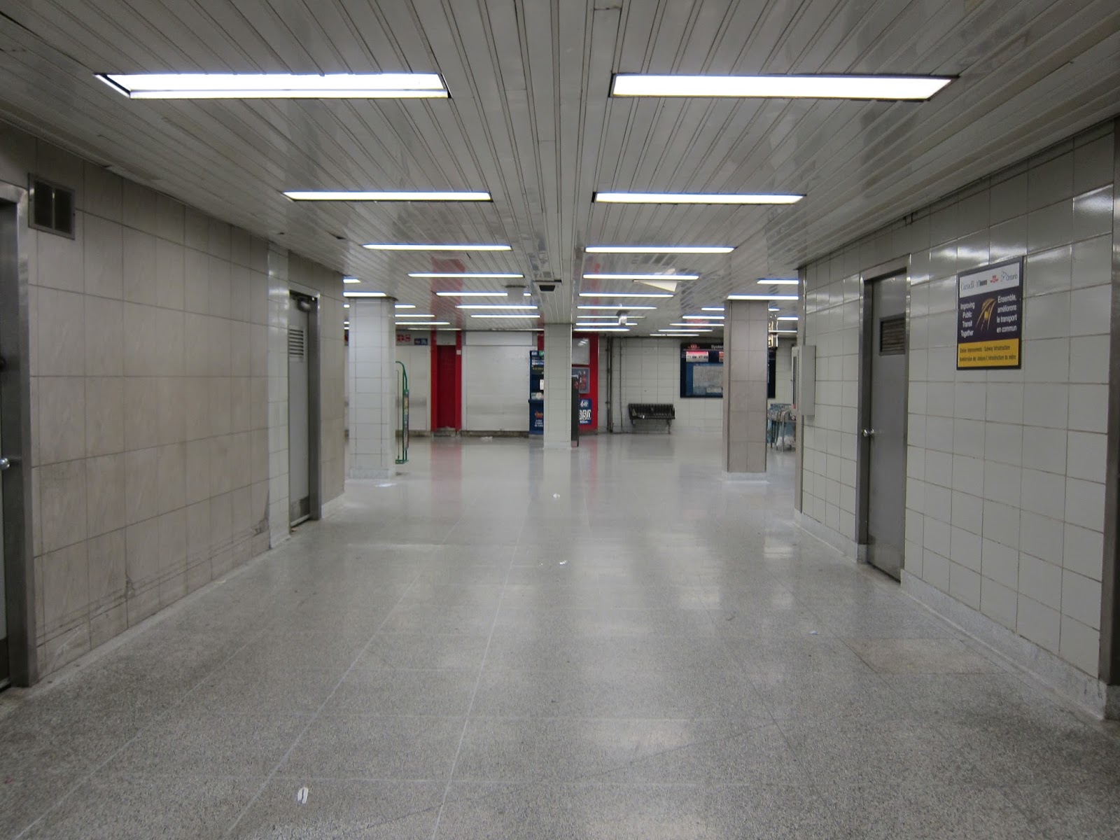 Dundas West mezzanine corridor