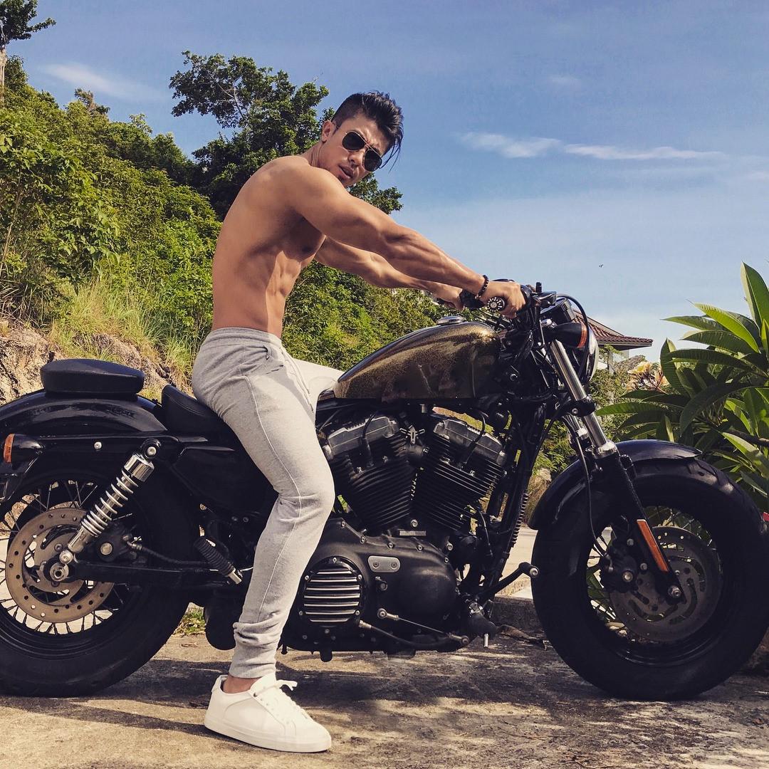 sexy-korean-guys-shirtless-fit-body-sunglasses-motorcycle-slim-hunk