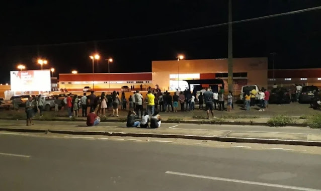 Famílias de pacientes com Covid-19 fazem oração na porta de hospital, no Maranhão