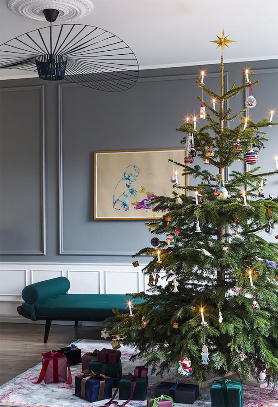 Natale in una bella casa di ispirazione francese con mobili di design